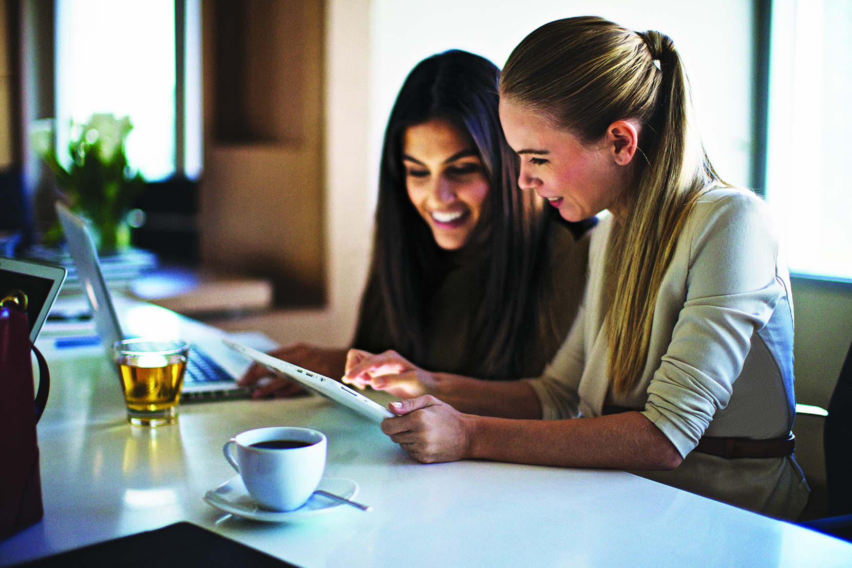 C97U5162MH_BANGKOK_BUSINESS MEETING HOTELROOM_v2.jpg